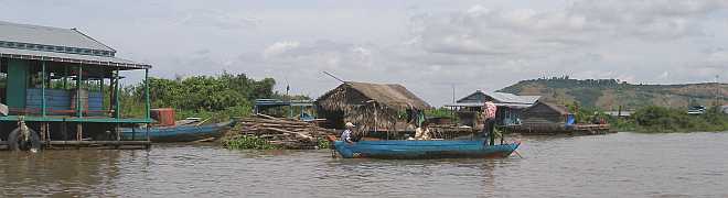 Pływająca wioska na jeziorze Tonle Sap